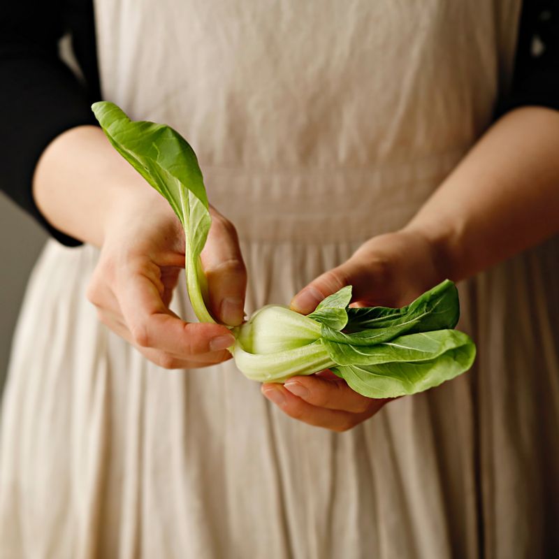 깨끗이 씻은 청경채는 잎을 떼어내 주세요.