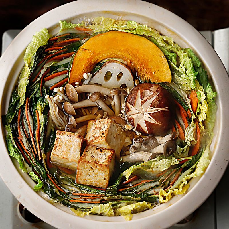 버섯과 연근, 단호박을 올리고 육수를 부어주세요. 국물 양념 재료를 넣고 5분간 끓여주세요. 소스에 찍어 맛있게 즐겨주세요.
(tip. 전골에 유부와 실 곤약 등을 넣어 더욱 풍성하게 즐겨보세요)
(tip. 부족한 간은 소금으로 해주세요)