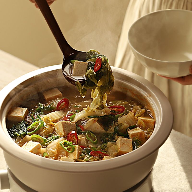 마지막에 대파와 고추를 넣어 한소끔 더 끓여 완성해주세요.
(tip 부족한 간은 소금으로 해주세요)