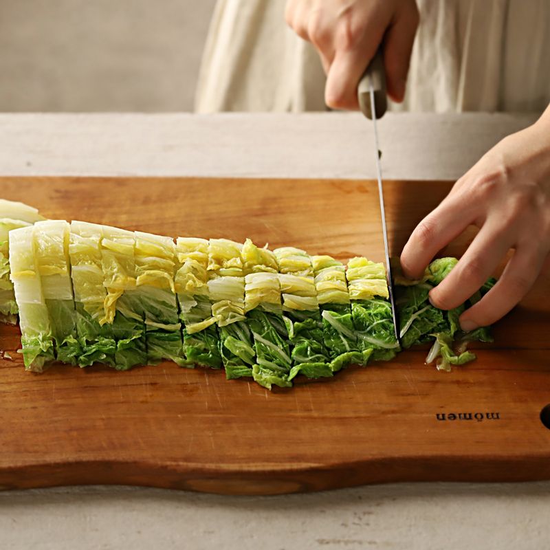 끓는 물에 배추를 넣고 2분간 데쳐주세요. 데쳐진 배추는 1~2cm 길이로 잘라주세요.