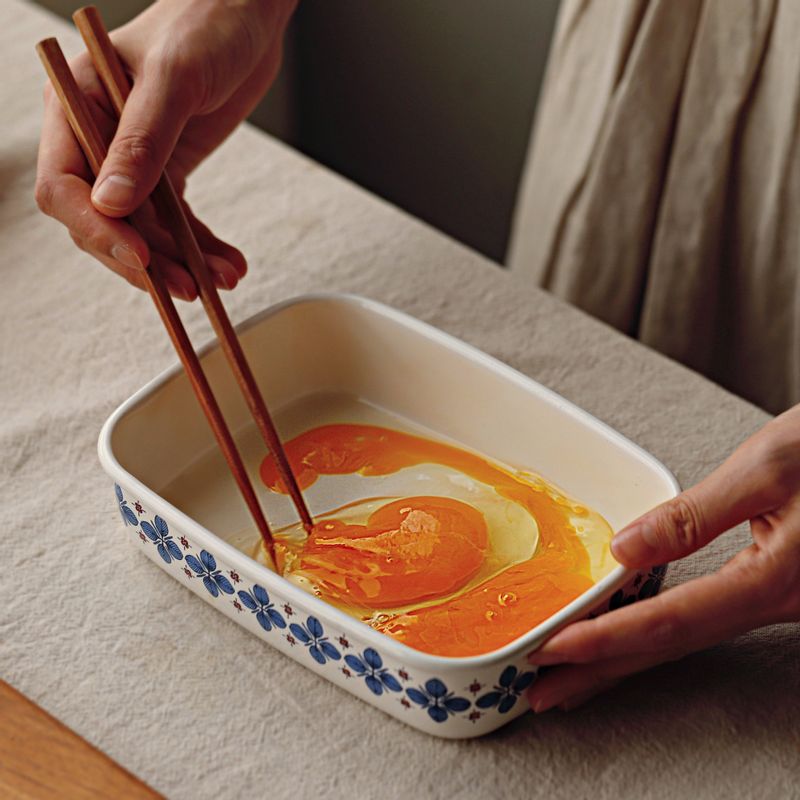 볼에 달걀 물을 풀어주세요. 식빵 끝에 달걀 물을 바른 후 모차렐라 치즈, 소시지를 얹고 돌돌 말아주세요.
(식빵 끝에 달걀 물을 바르면 빵이 잘 붙을 수 있어요)