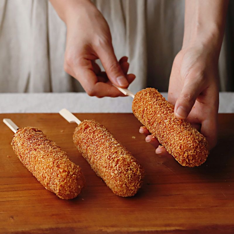 170도로 예열한 온도에서 노릇하게 튀긴 후 꼬치에 끼워주세요.