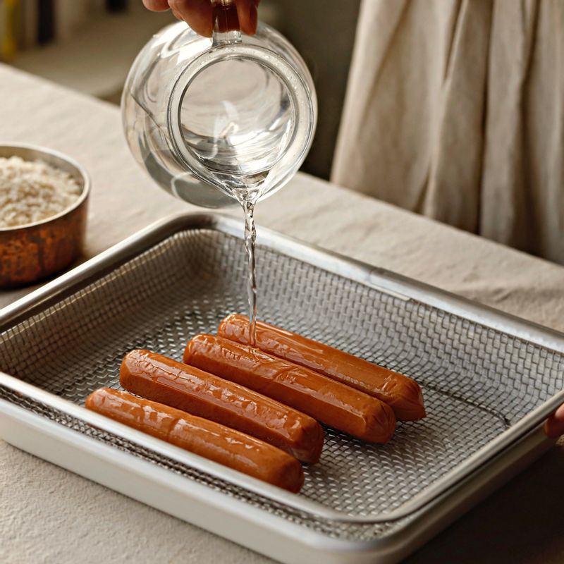 후랑크 소시지는 뜨거운 물을 뿌려 체에 밭쳐 준비해 주세요.
(소시지에 뜨거운 물을 뿌리면 첨가물이 제거돼요)