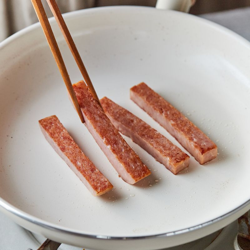 팬에 스팸을 노릇하게 구워주세요