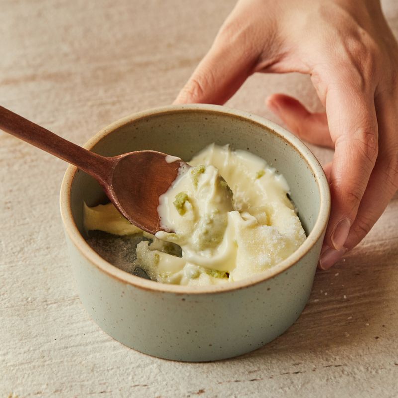 볼에 마요 소스 재료를 넣고 섞어주세요.