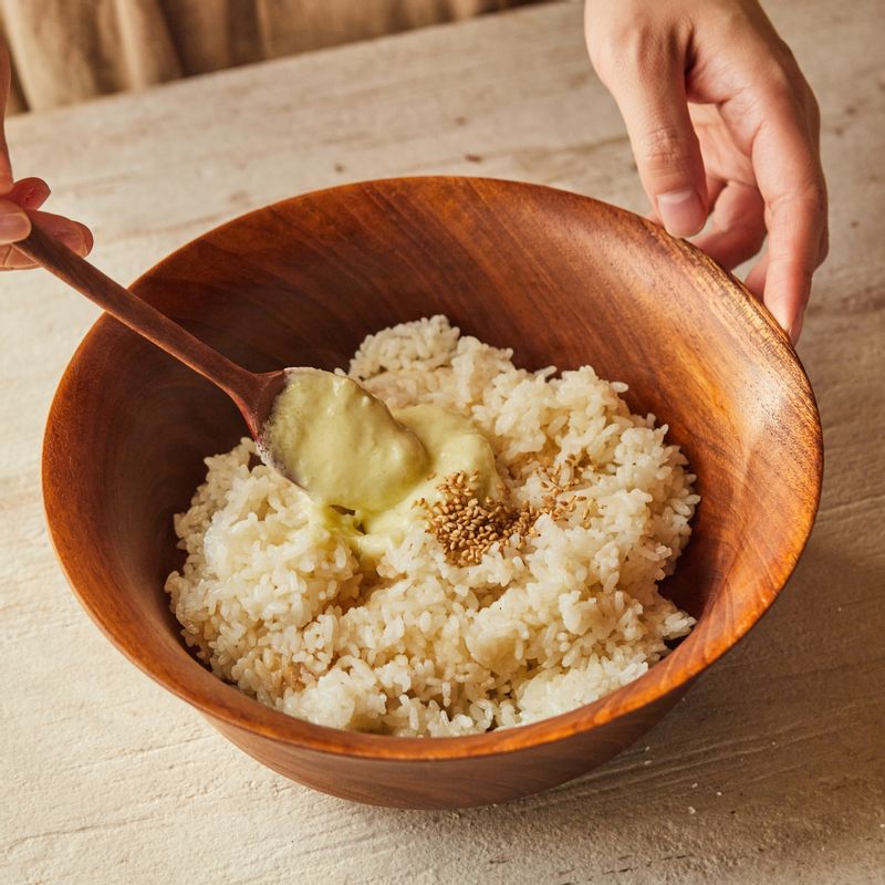 밥에 마요 소스 2큰술과 통깨를 넣고 골고루 섞어주세요.