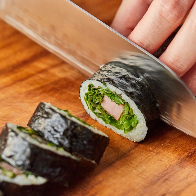 김밥을 먹기 좋은 크기로 잘라주세요. 김밥 위에 나머지 마요 소스와 송송 썬 청양고추, 통깨를 뿌려 완성해주세요.