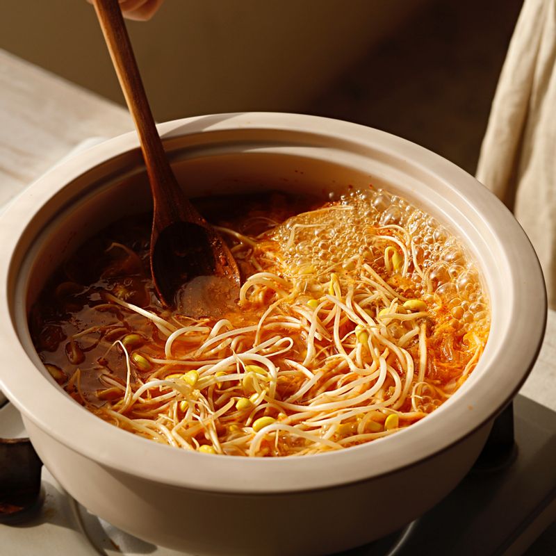 콩나물을 넣고 3분 정도 끓여주세요.
(tip. 콩나물을 삶는 중간에 뚜껑을 닫으면 비린내가 날 수 있으니 주의해 주세요)