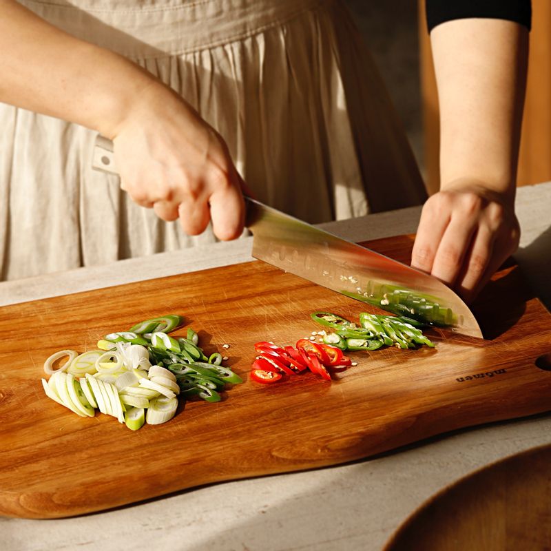 대파와 홍고추, 청양고추는 어슷하게 썰어주세요. 김치는 먹기 좋게 썰어주세요.