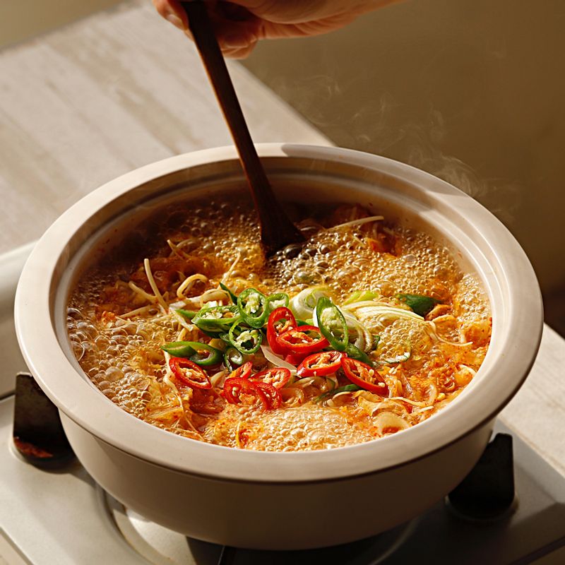 대파와 청양고추를 넣어 2분 정도 끓이고, 부족한 간은 소금으로 해주세요.