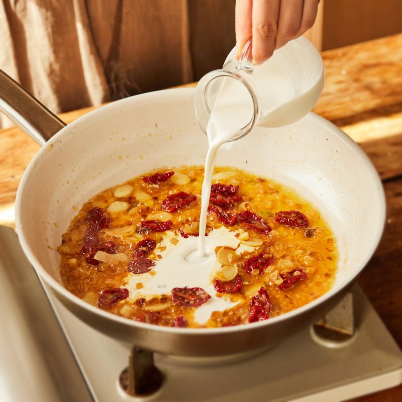 약불로 줄인 후 생크림과 시금치를 넣고 파마산 치즈를 뿌려주세요.
(tip. 부족한 간은 소금으로 해주세요)