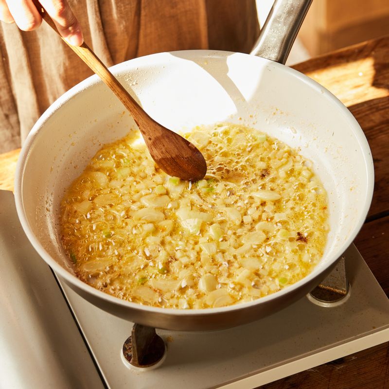 연어를 구운 팬에 버터 1큰술과 마늘을 넣고 볶다가 양파를 넣고 볶아주세요.