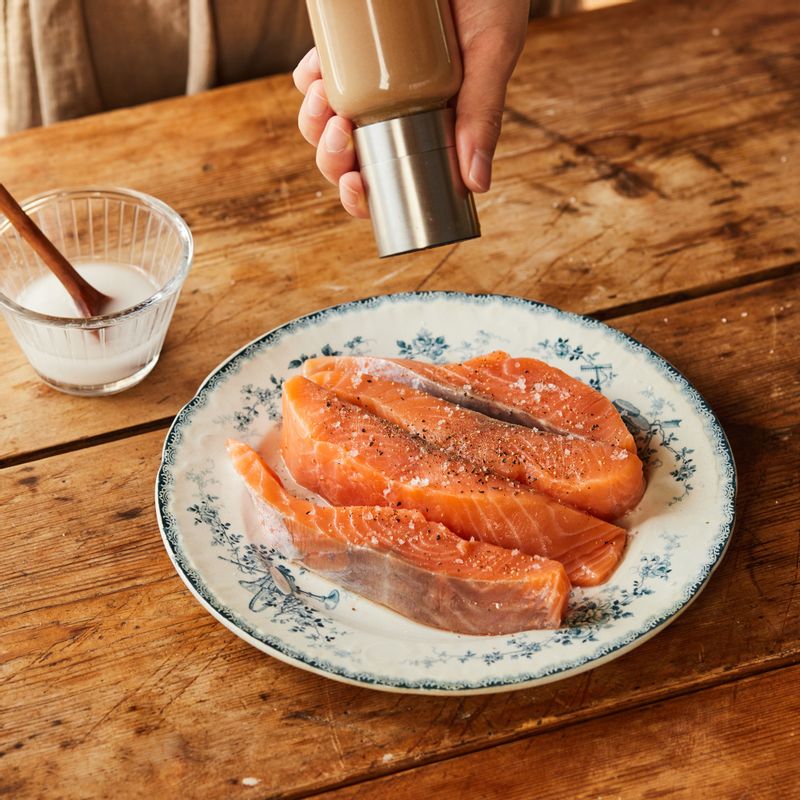 연어필렛에 소금과 후추를 뿌려 밑간해 주세요.