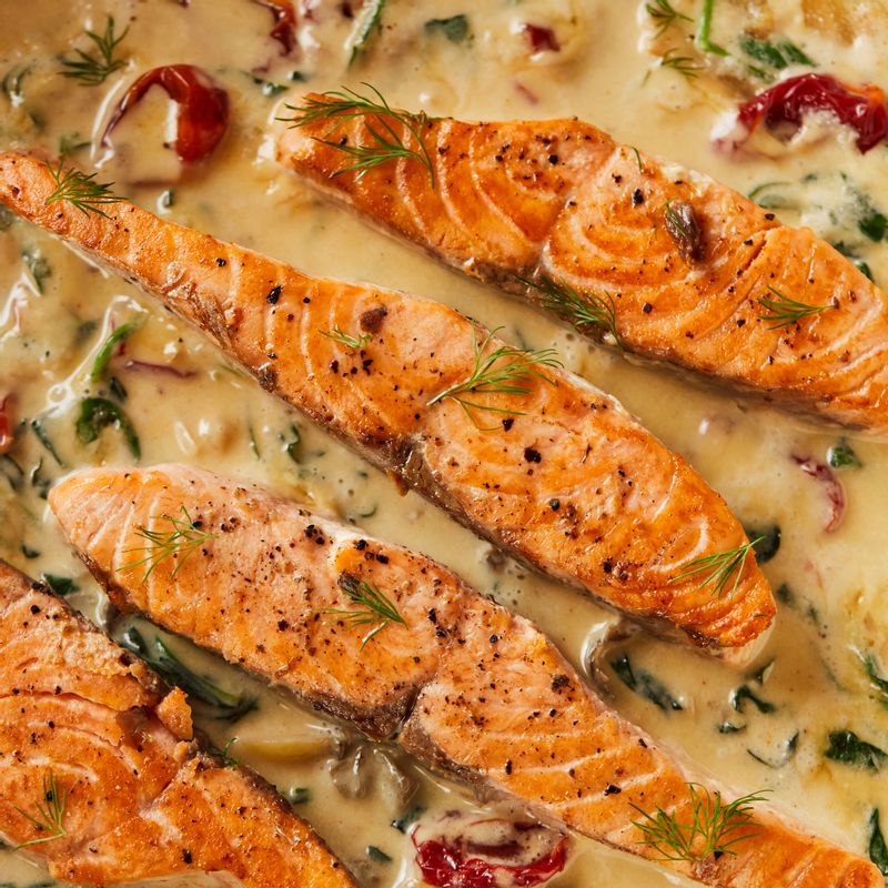 크림소스에 구워둔 연어를 넣고 1분 정도 끓인 후 딜로 장식해 주세요.