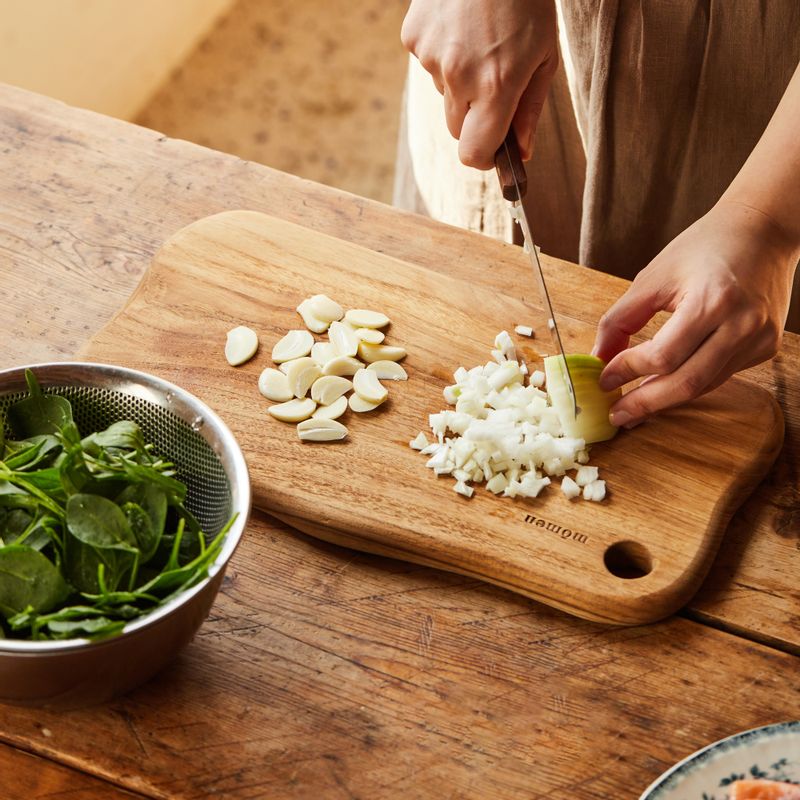마늘은 편 썰고 양파는 굵게 다져주세요. 어린 시금치는 깨끗이 씻어 채반에서 물기를 빼주세요.