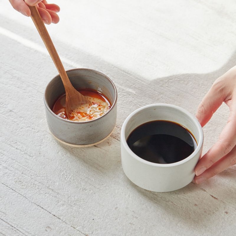 볼에 유자 간장소스 재료와 섞고 또 다른 볼에 깨소스 재료를 넣고 섞어 소스를 준비해 주세요.