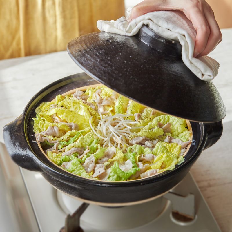 뚜껑을 덮고 15분 정도 삼겹살이 익을 때까지 중간 불에서 끓여주세요.