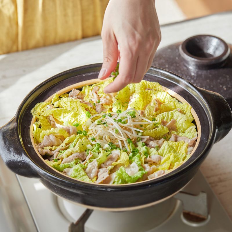 삼겹살 배추 술찜에 송송 썬 실파를 뿌리고 기호에 따라 유자 간장소스 또는 깨 소스를 곁들여 맛있게 즐겨주세요.