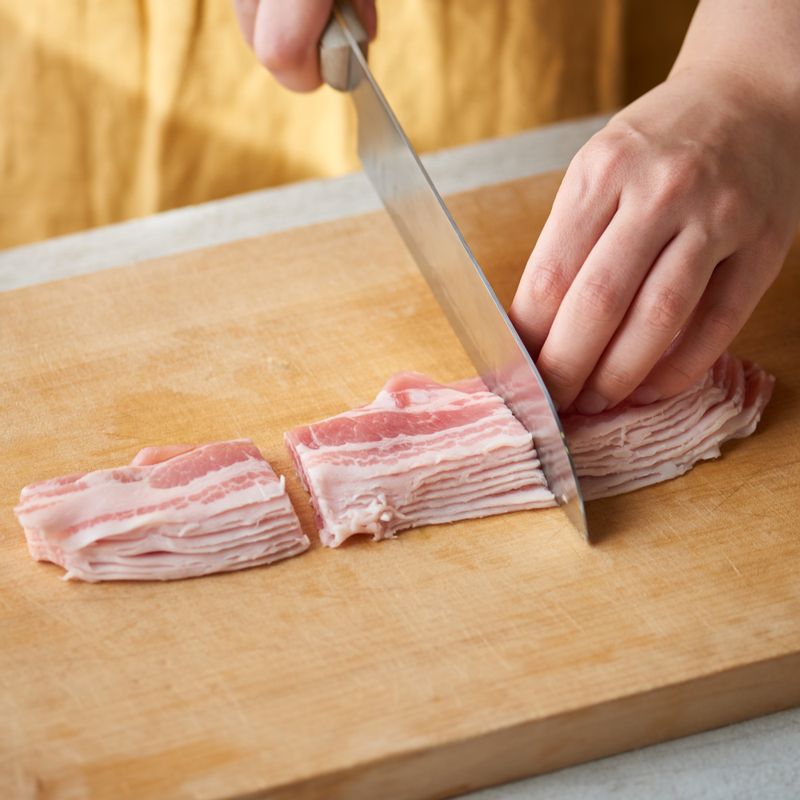 대패삼겹살을 먹기 좋은 길이로 자르고 알배추는 깨끗이 씻은 후 한입 크기로 잘라주세요. 숙주는 깨끗이 씻어 물기를 빼고 실파를 송송 썰어주세요.