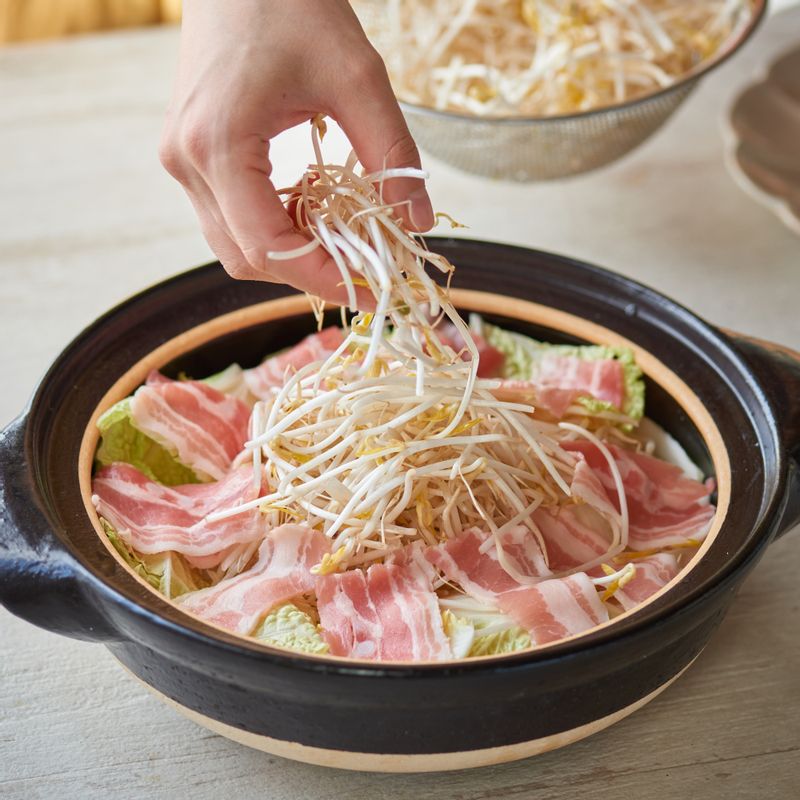 냄비에 알배추 두꺼운 줄기 부분을 깔고 숙주와 알배추잎, 삼겹살 순으로 담고 약간의 소금과 후춧가루를 뿌려주세요. 켜켜이 2~3번 반복해서 먹기 좋게 돌려 담고 화이트와인을 넣어주세요.