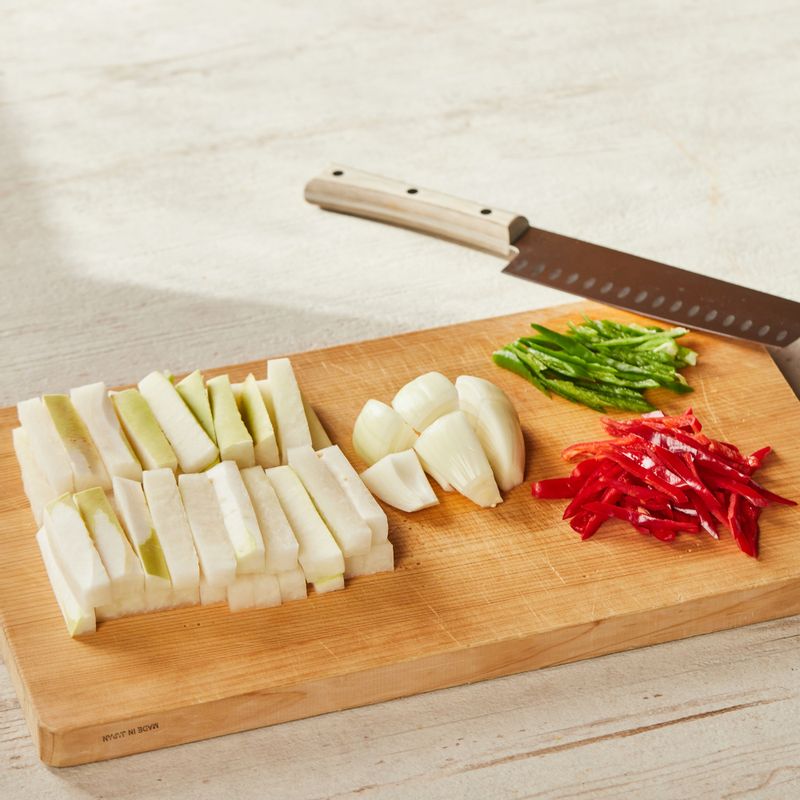 무는 깨끗이 씻고 껍질을 벗긴 후 손가락 두께로 먹기 좋게 잘라주세요. 양파는 한입 크기로 자르고 홍고추와 청양고추는 반 갈라 씨를 털어 낸 후 어슷하게 썰어 주세요.