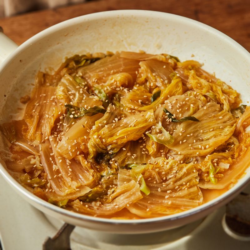 묵은지가 부드럽게 익으면 마지막에 들기름과 통깨를 뿌려 맛있게 즐겨주세요.