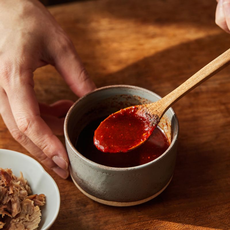 참치는 기름을 빼주세요. 볼에 양념 재료를 넣어 섞어주세요.