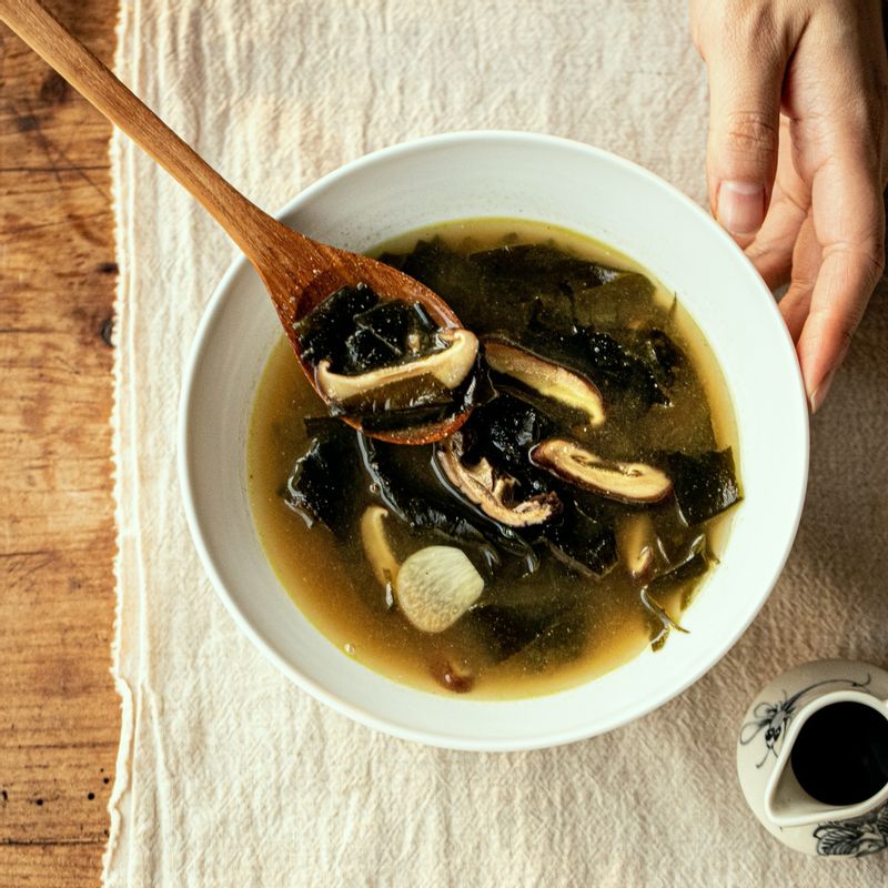 기호에 따라 소금으로 간을 맞춰 맛있게 즐겨주세요.
(tip. 표고를 진하게 우릴수록 국물의 감칠맛이 올라가요)