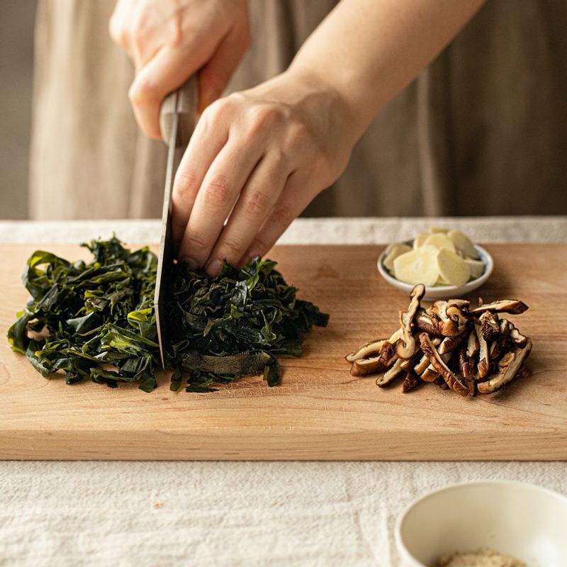 불린 미역은 먹기 좋은 크기로 잘라주세요. 불린 표고버섯은 얇게 슬라이스 해주세요.
(tip. 찬물에 건미역을 넣고 20분 정도 불리고 깨끗하게 헹군 후 사용해 주세요)
(tip. 흐르는 물에 건표고를 헹군 후 20분 정도 불려 사용해 주세요)