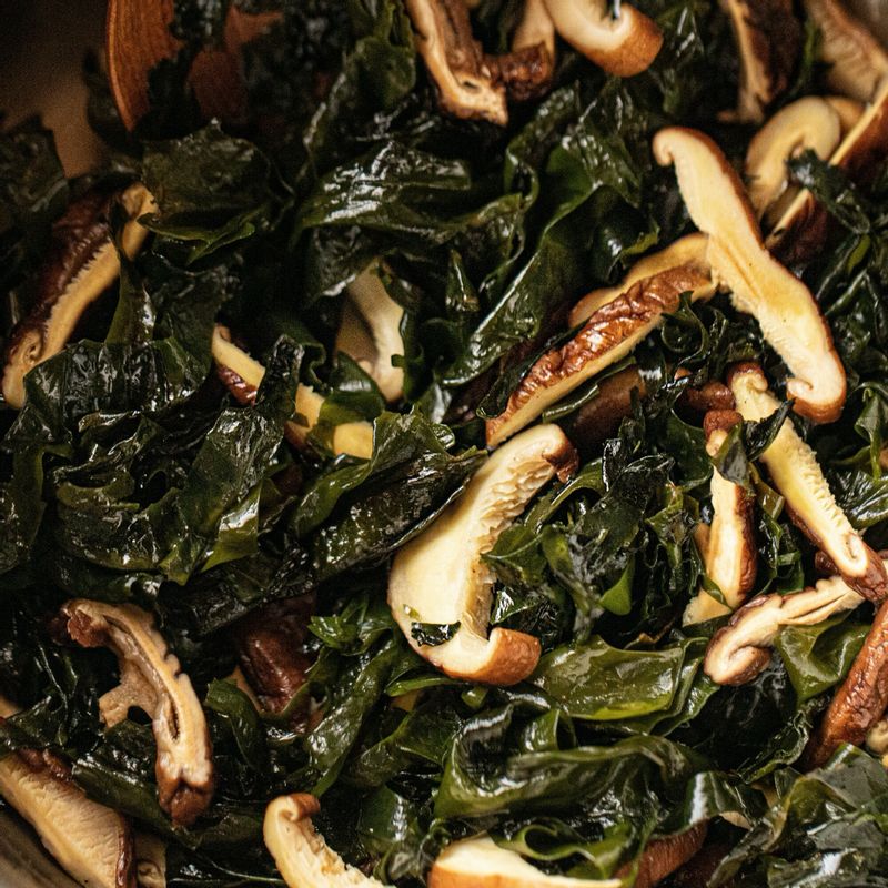 달군 냄비에 들기름을 두르고 미역과 표고버섯을 넣고 중약불에서 3분 정도 볶다가 다시마 물과 표고버섯 불린 물을 넣고 끓여주세요.