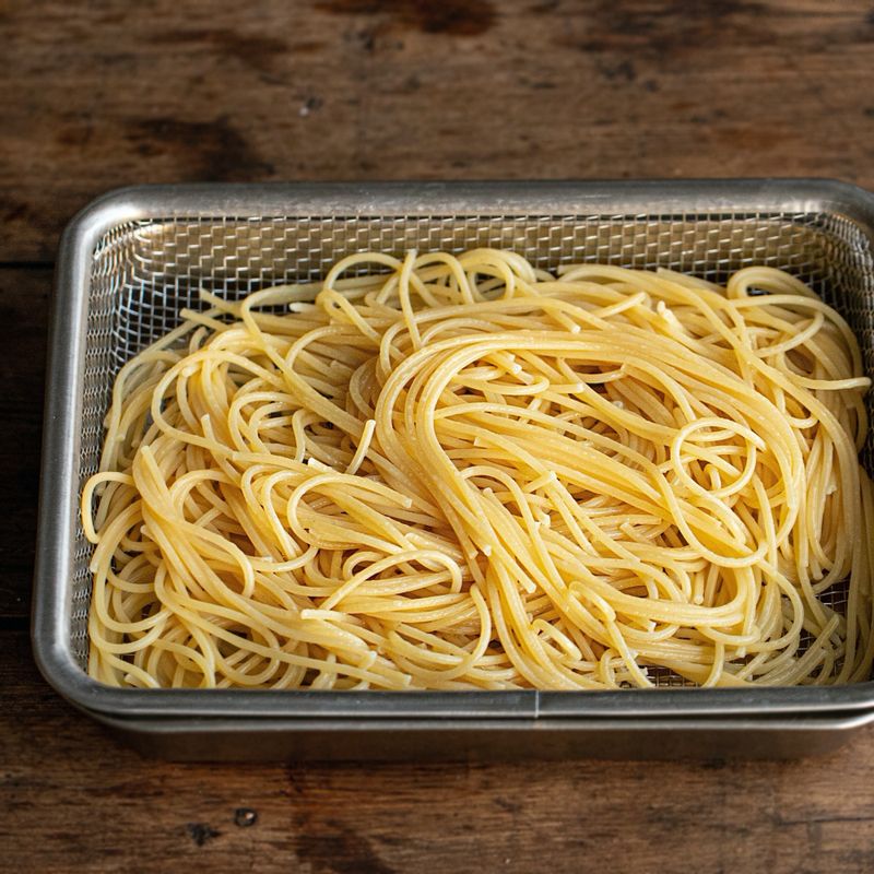 물 8컵에 소금 1큰술을 넣고 스파게티 면을 6분 정도 삶고 넓은 그릇에 펼친 후 올리브오일을 뿌려주세요. (면 삶은 물 ⅓컵은 남겨주세요)