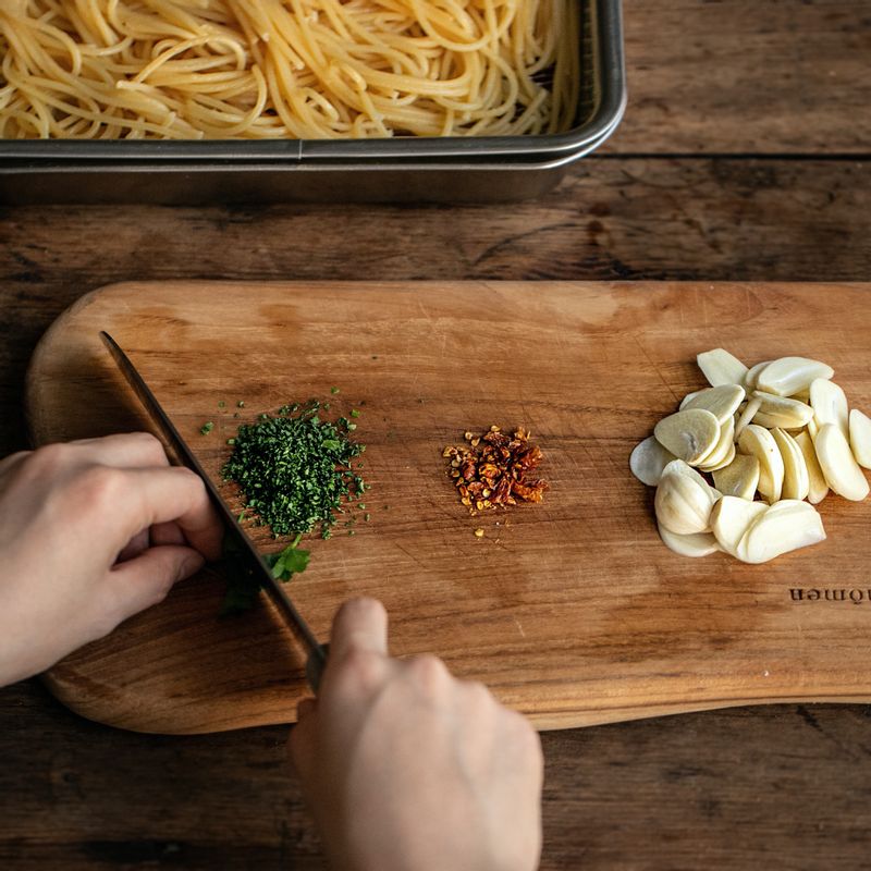 마늘은 편으로 썰고 페페론치노와 이태리파슬리는 굵게 다져주세요. 새우는 머리를 떼어내고 꼬리만 남겨 껍질을 제거해 주세요.