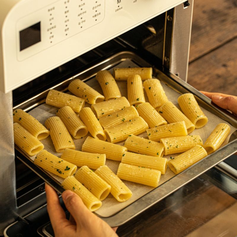 오븐팬에 얇게 펼친 후 200도로 예열된 에어프라이어에 넣어 10분 정도 구운 후 뒤집어서 10분 정도 더 구워주세요.
(tip. 오븐 팬에서 파스타 면이 서로 떨어지게 놓아주세요)