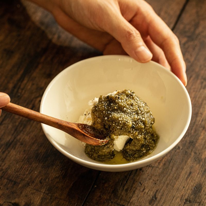 볼에 크림 바질 소스 재료를 모두 섞어주세요.