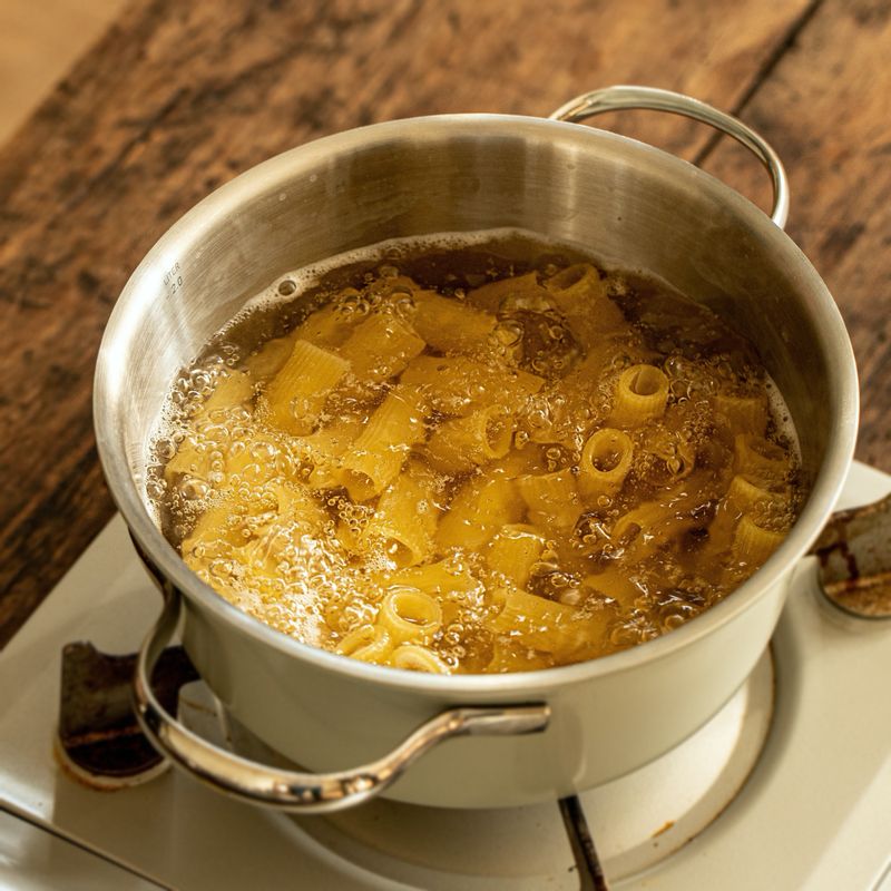 냄비에 물과 소금을 넣어 끓으면 리가토니면을 넣어 12분 삶아주세요.