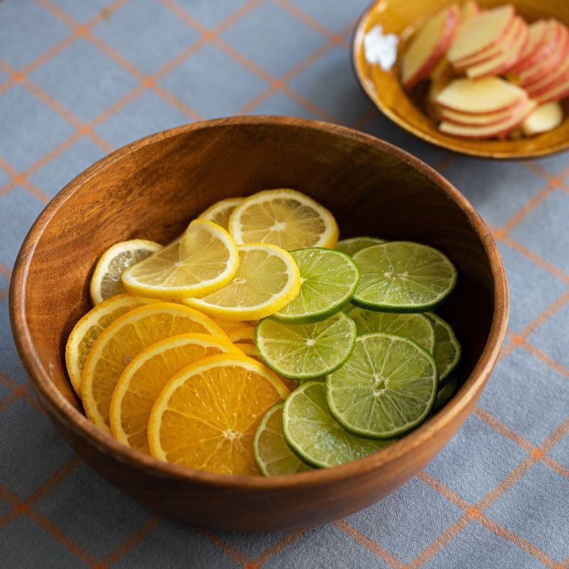 깨끗이 씻은 과일은 껍질째 슬라이스 해주세요.