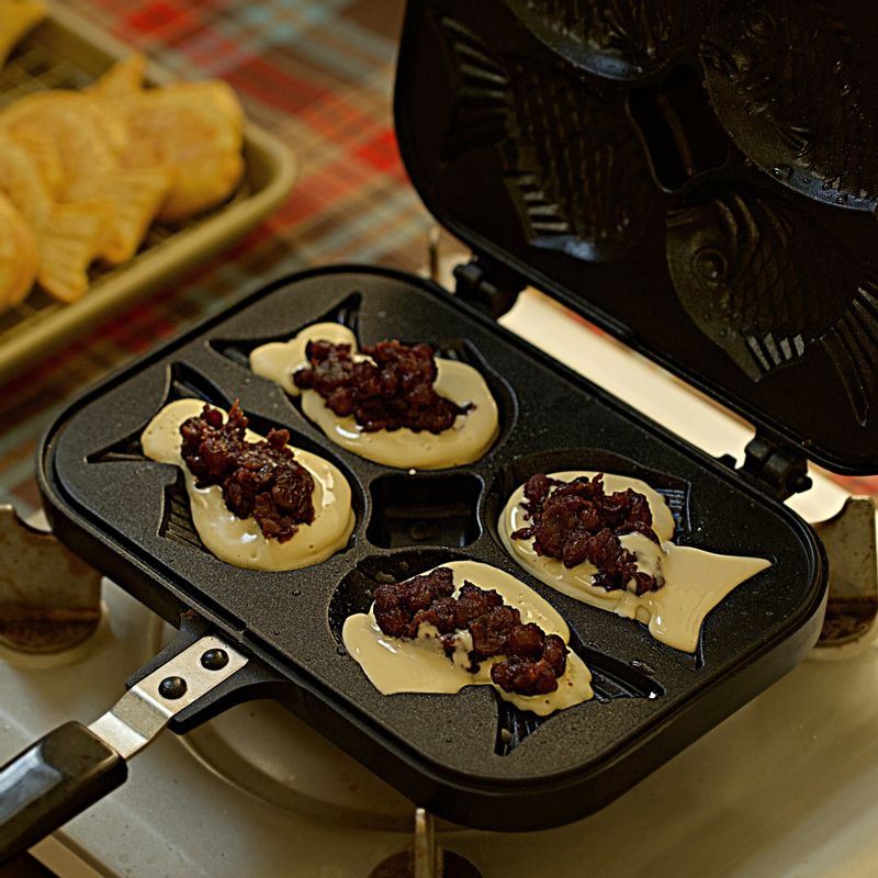 붕어빵 틀에 기름을 소량 바른 후 반죽을 붓고 팥앙금을 올리고 반죽으로 덮어 구워주세요. 한쪽당 3~4분 정도 익혀주세요.
(tip. 붕어빵 틀에 반죽을 붓기 전 충분히 예열해 주세요)