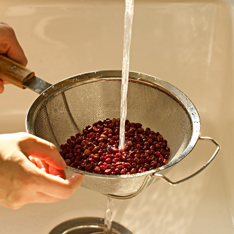 냄비에 불린 팥과 팥이 잠길 정도의 물을 넣고 끓어오르면 물을 따라 버리고 팥을 물에 한 번 헹궈주세요.
(tip. 팥은 깨끗이 씻어 반나절 불린 후 사용해 주세요)