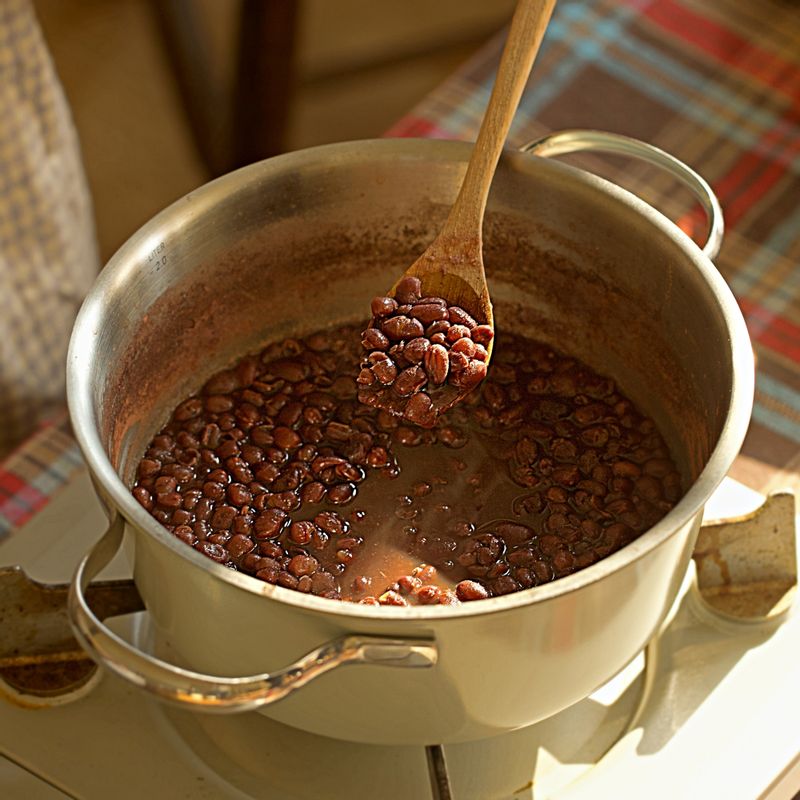 팥이 익으면 설탕과 물엿을 넣고 저어가며 물기가 자작하게 될 때까지 10분 정도 졸인 후 식혀주세요.
