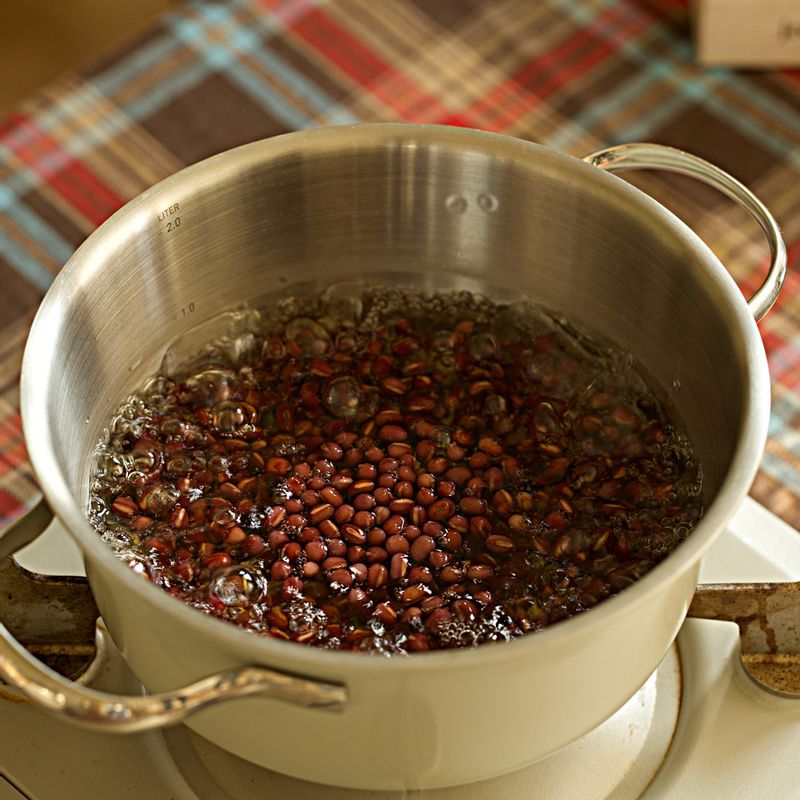 헹궈낸 팥에 물을 붓고 팥이 익을 때까지 30분 정도 끓여주세요.
(tip. 팥이 잠길 만큼 물을 붓고 끓이다가 부족하면 1~2컵 정도 추가해 주세요)