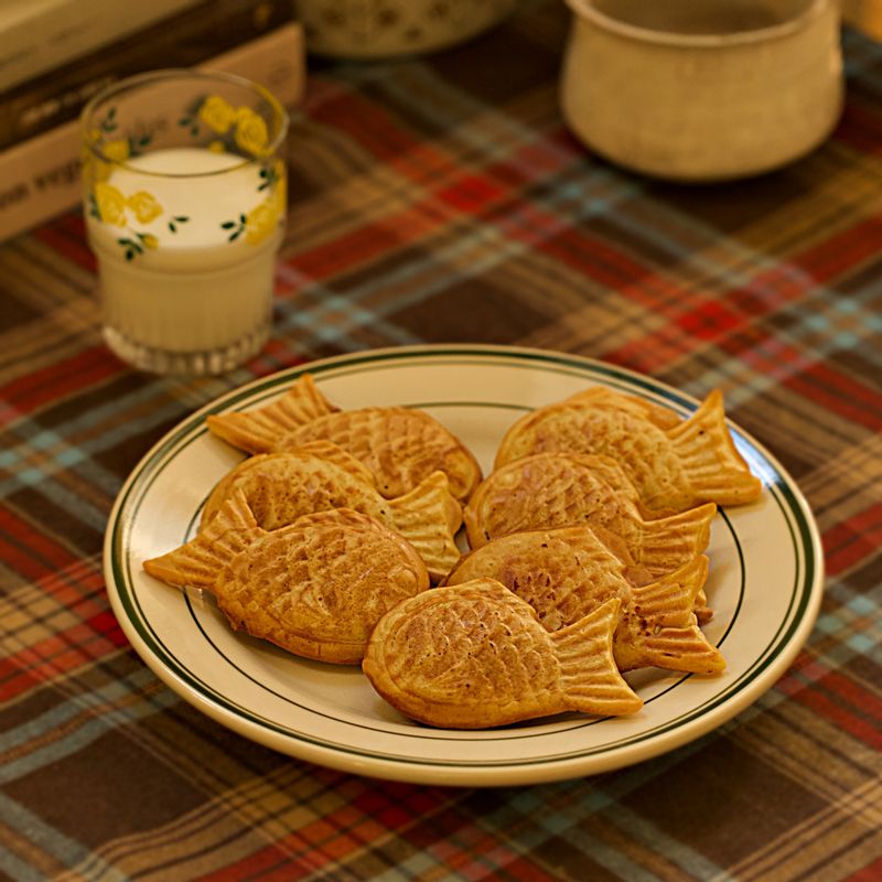 완성된 붕어빵을 접시에 담아 맛있게 즐겨주세요.