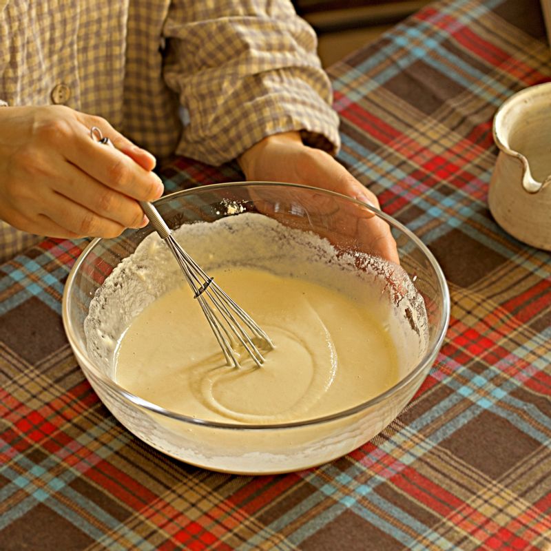 볼에 와플믹스와 물을 넣고 섞어 반죽을 만들어 주세요.
(tip.반죽의 농도가 너무 묽지 않도록 물을 조금씩 넣어가면서 만들어 주세요)
