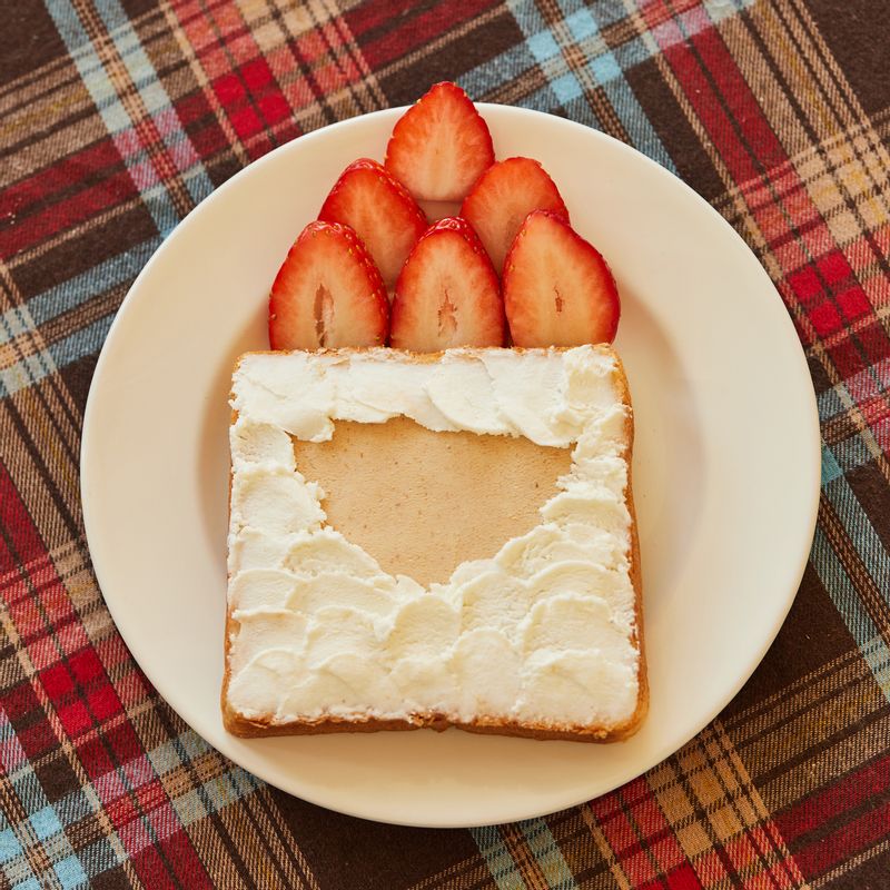 딸기 슬라이스로 산타의 모자를 만들고 모자 맨 위에 리코타 치즈를 얹어주세요.