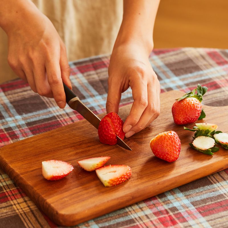 딸기는 슬라이스로 잘라주세요.