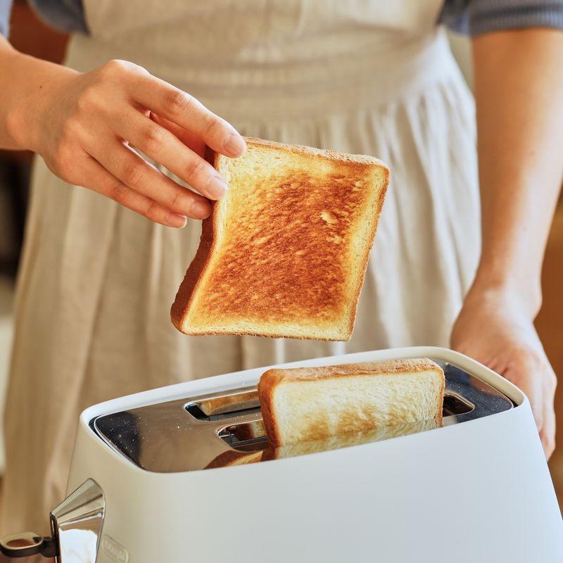 토스터에 식빵을 넣어 노릇하게 토스트해 주세요.
(토스터가 없을 경우 달군 팬에 버터를 녹인 후 빵을 앞뒤로 노릇하게 구워주세요)