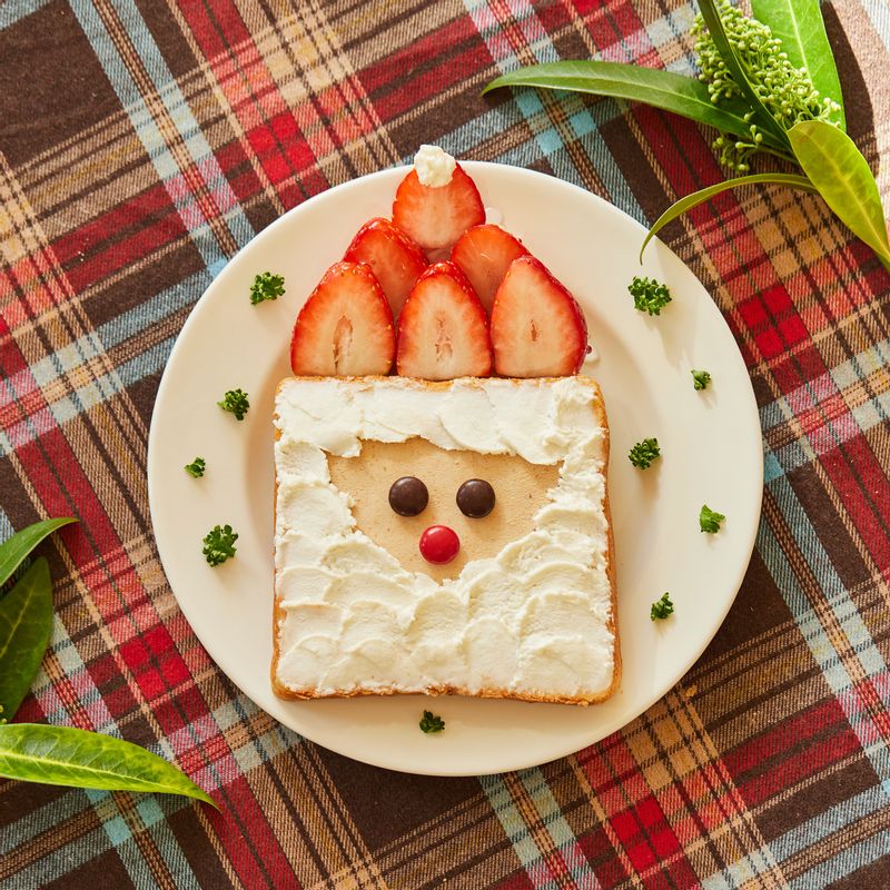 m&m 초콜릿으로 눈과 코를 만들어 완성해 주세요.