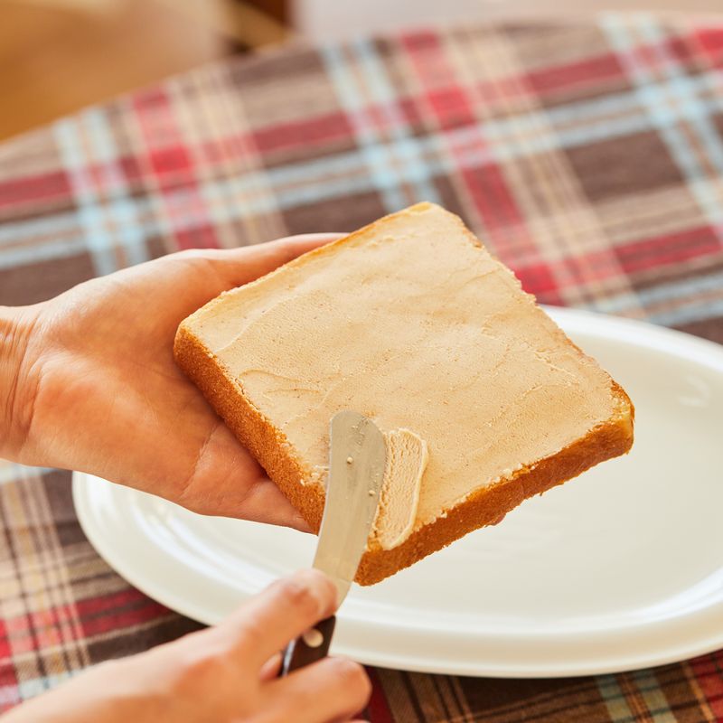 빵을 접시에 담아주세요. 빵에 섞어둔 리코타치즈와 땅콩잼을 얇게 바르고 남은 리코타 치즈로 산타 할아버지의 수염을 만들어주세요.