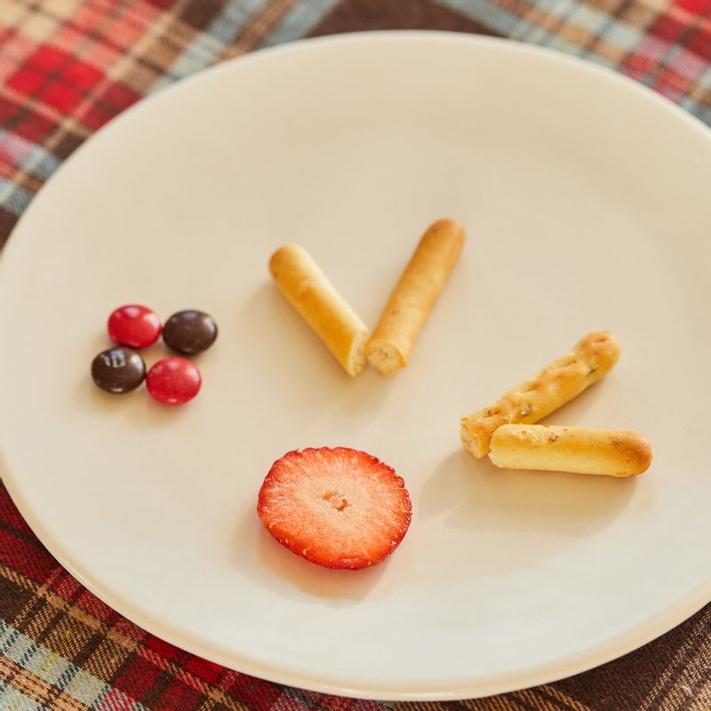딸기는 반으로 자르고 막대 과자는 적당한 크기로 잘라주세요.