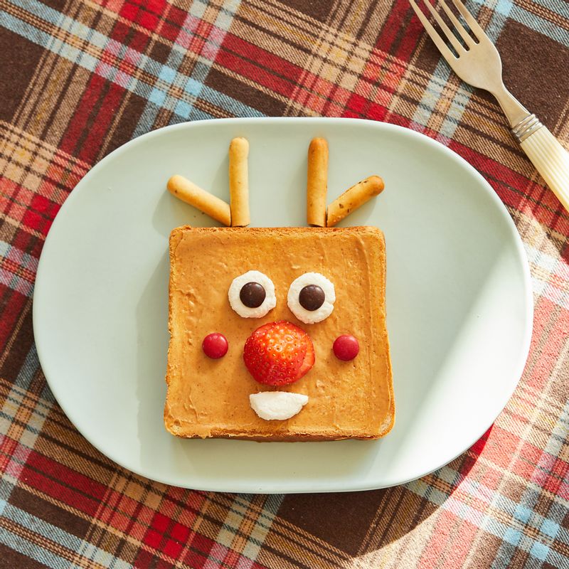 리코타 치즈와 초콜릿으로 눈과 볼, 입을 만들고, 딸기로 루돌프의 코를 만들어 완성해 주세요.