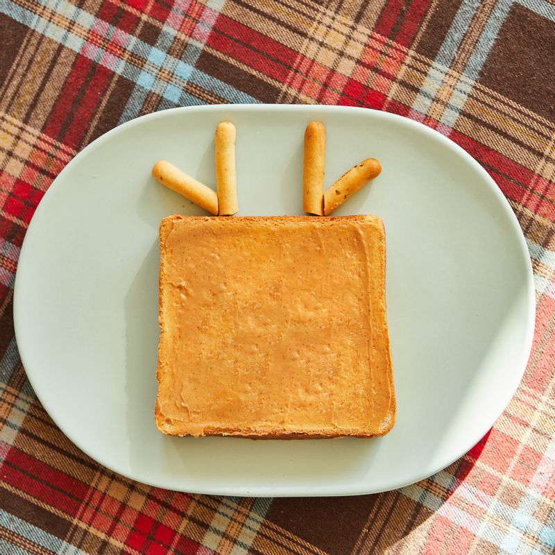 잘라 둔 막대 과자로 루돌프의 뿔을 만들어주세요.